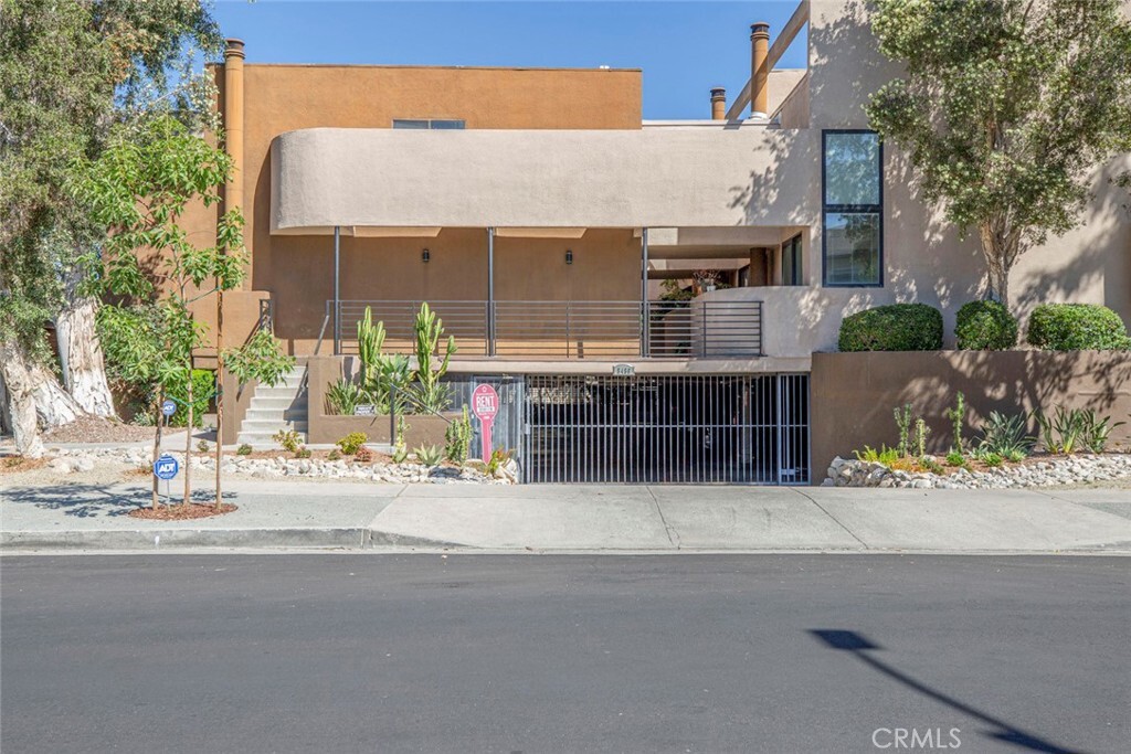 Property Photo: 5456 Hermitage Avenue 8 CA 91607