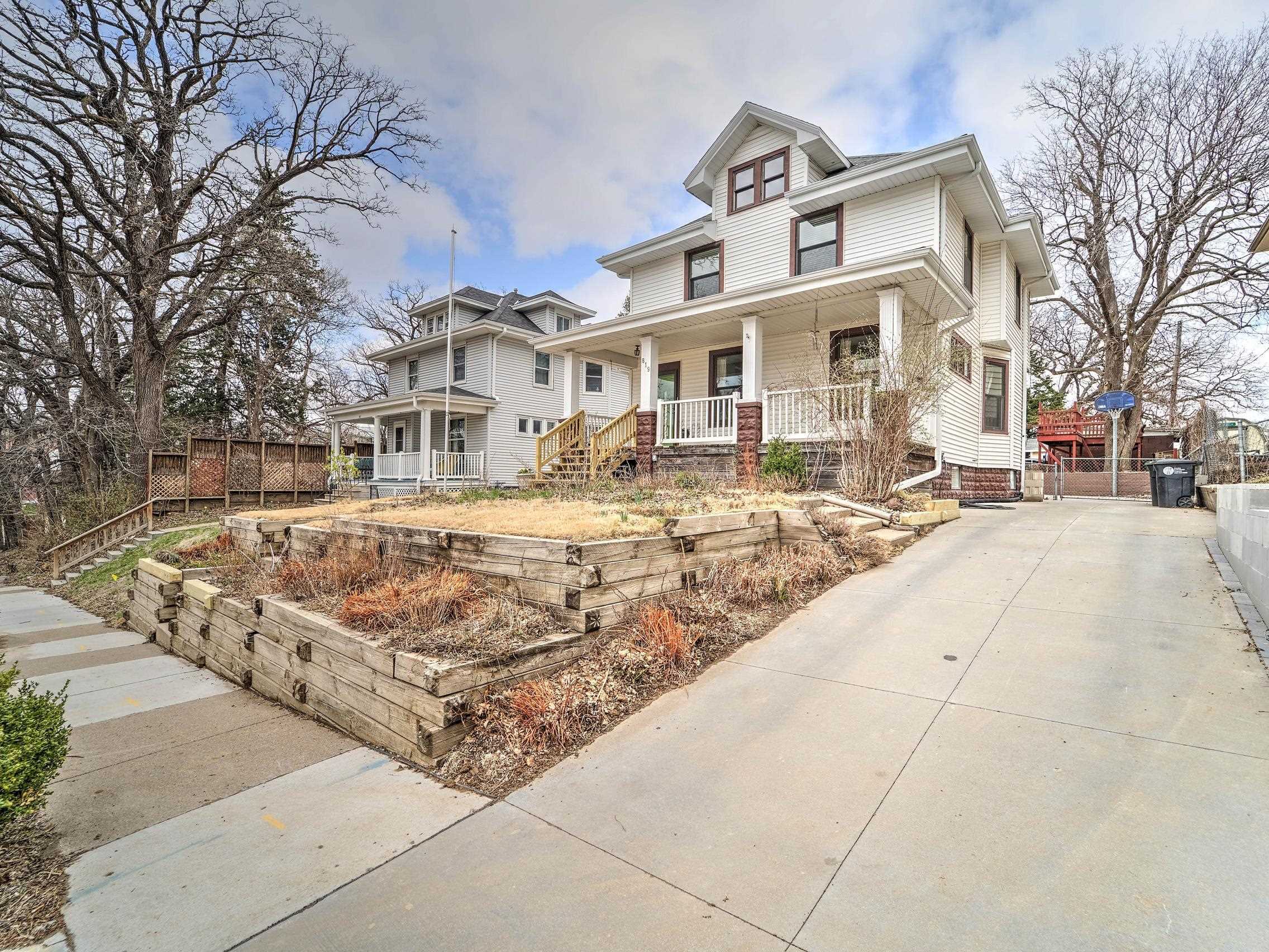 Property Photo: 819 S 37th Street NE 68105