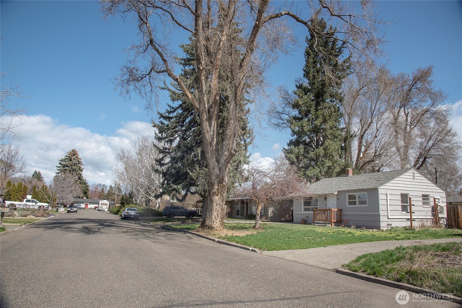 Property Photo:  708 S Park Place  WA 98926 