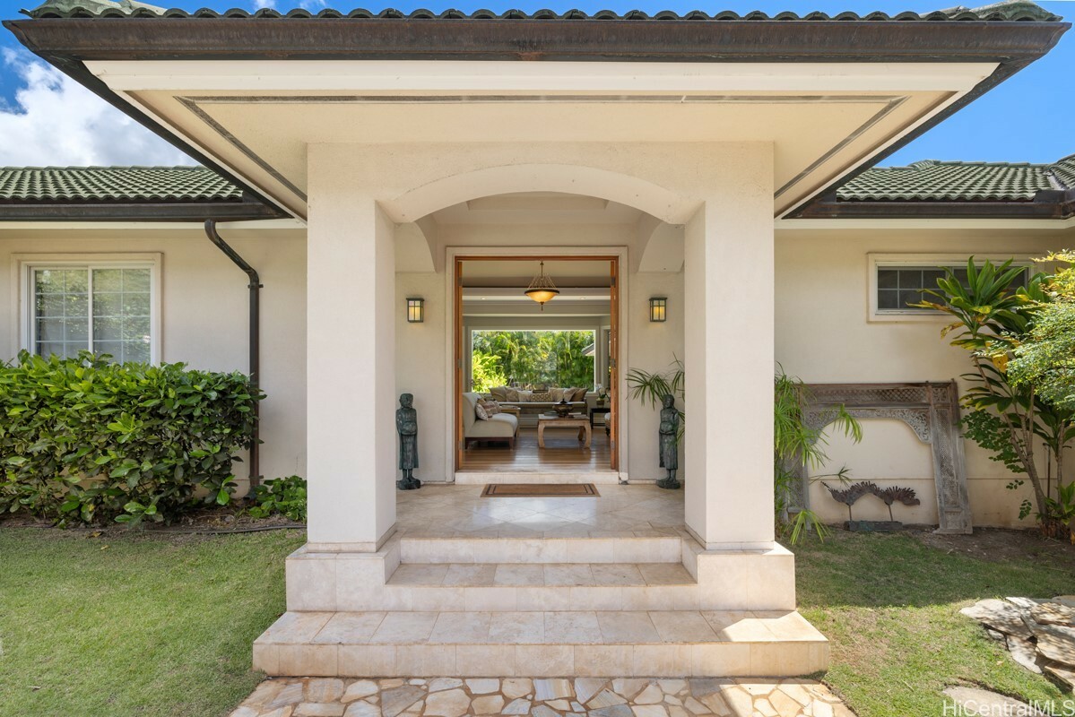 626 W Hind Drive  Honolulu HI 96821 photo