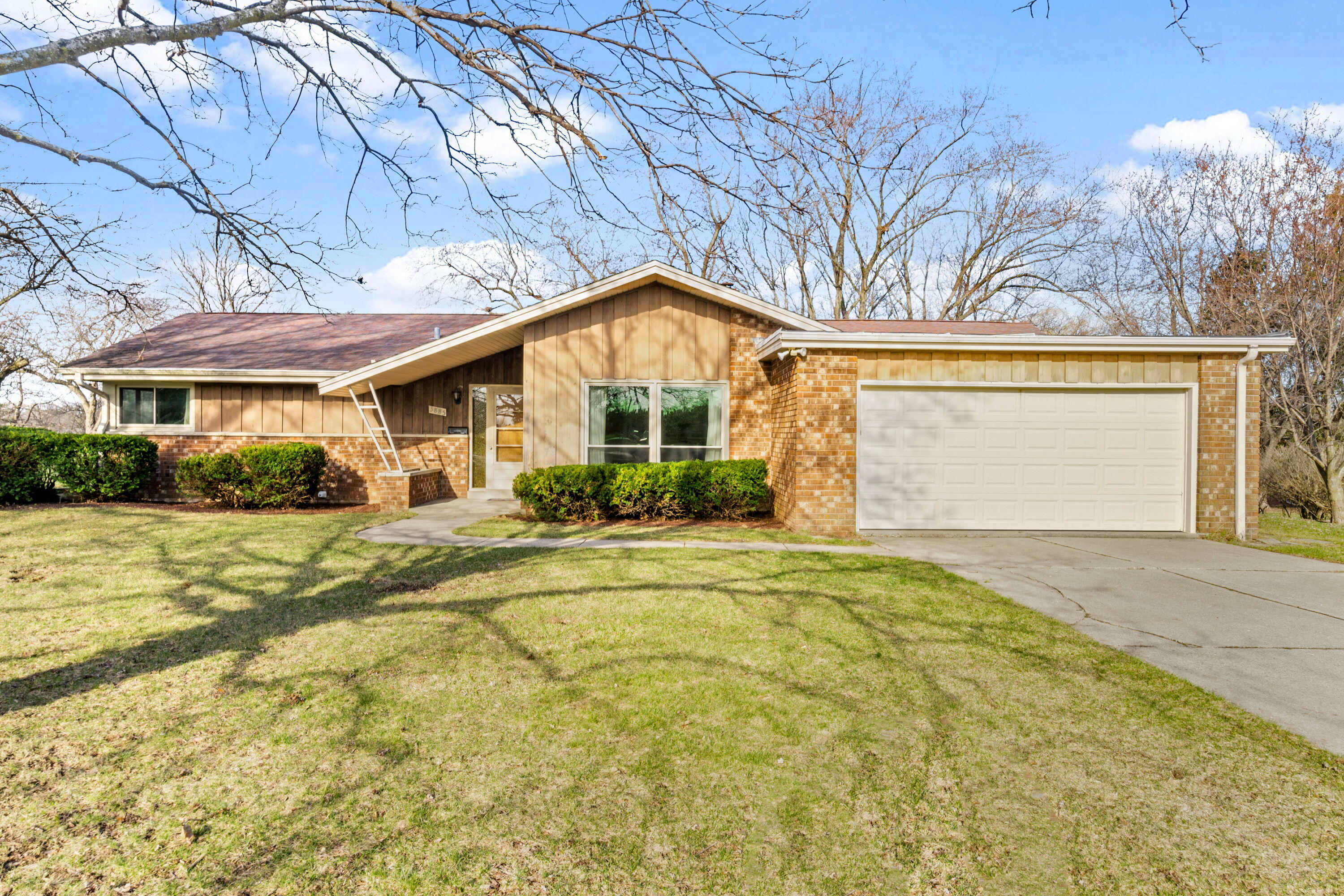 3885 Mountain Dr  Brookfield WI 53045 photo