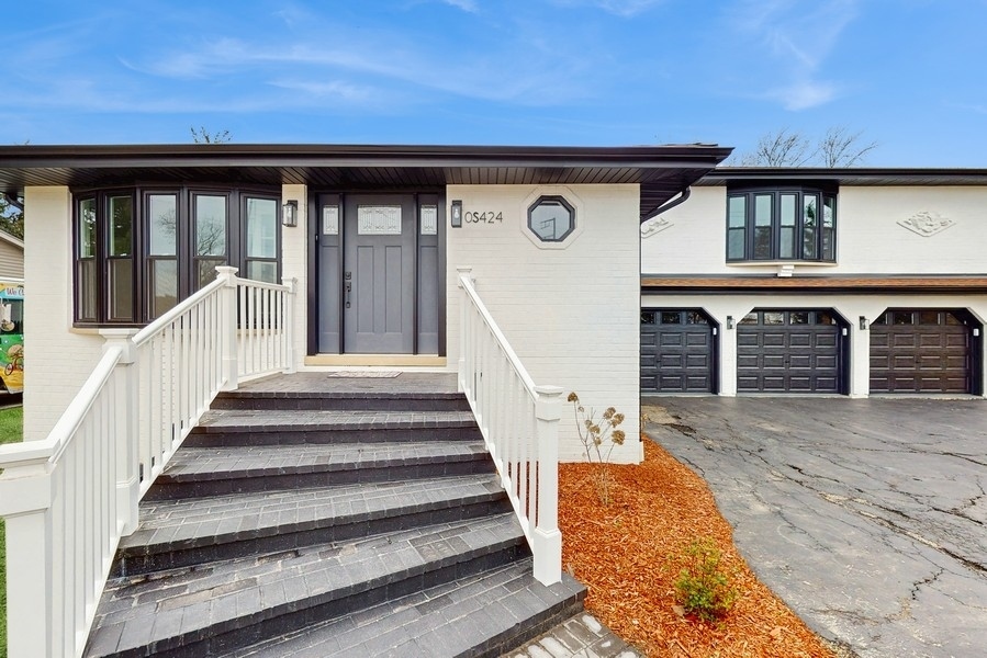 Property Photo: 0S424 S Cadwell Avenue IL 60126