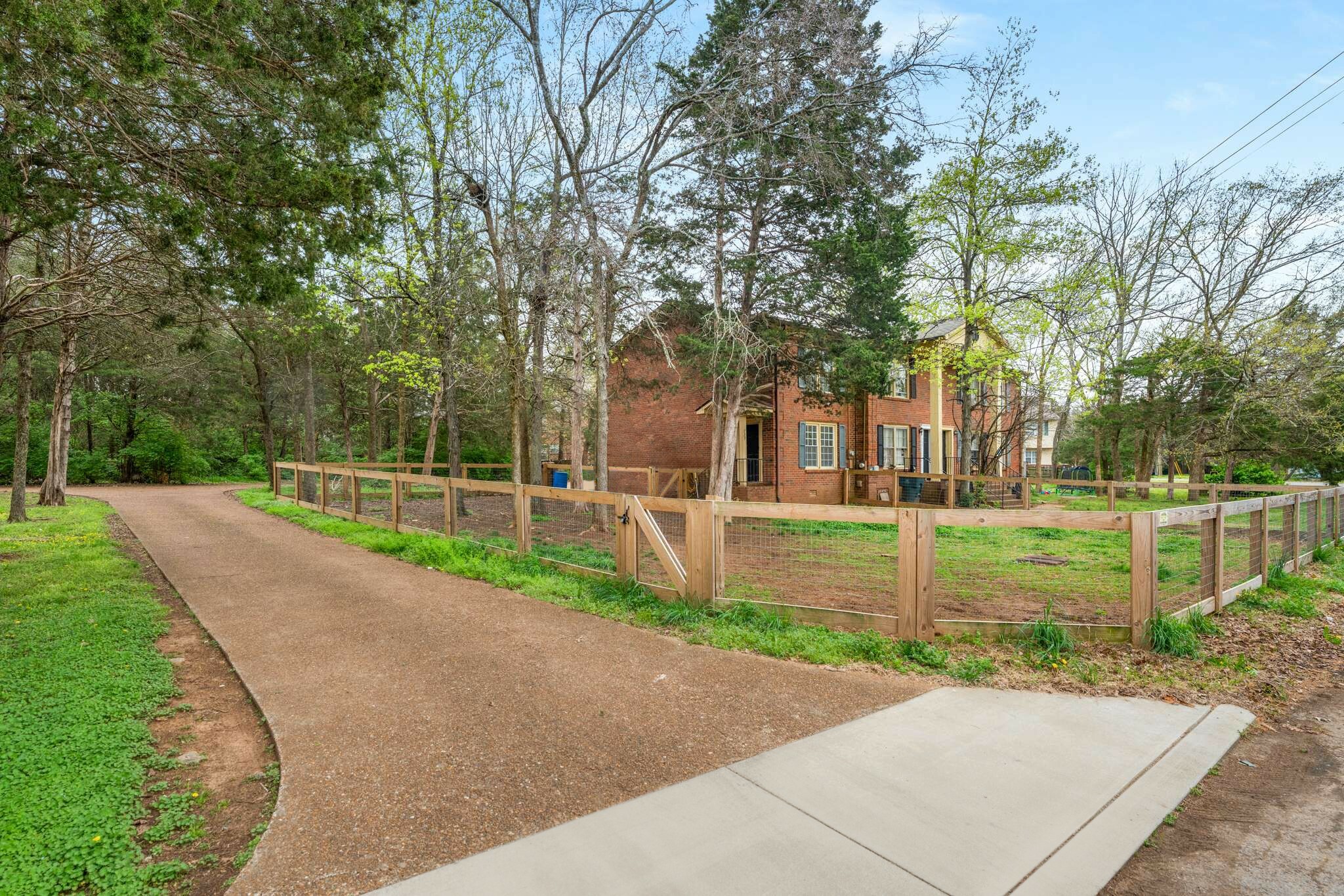Property Photo: 733 Holder Dr TN 37217