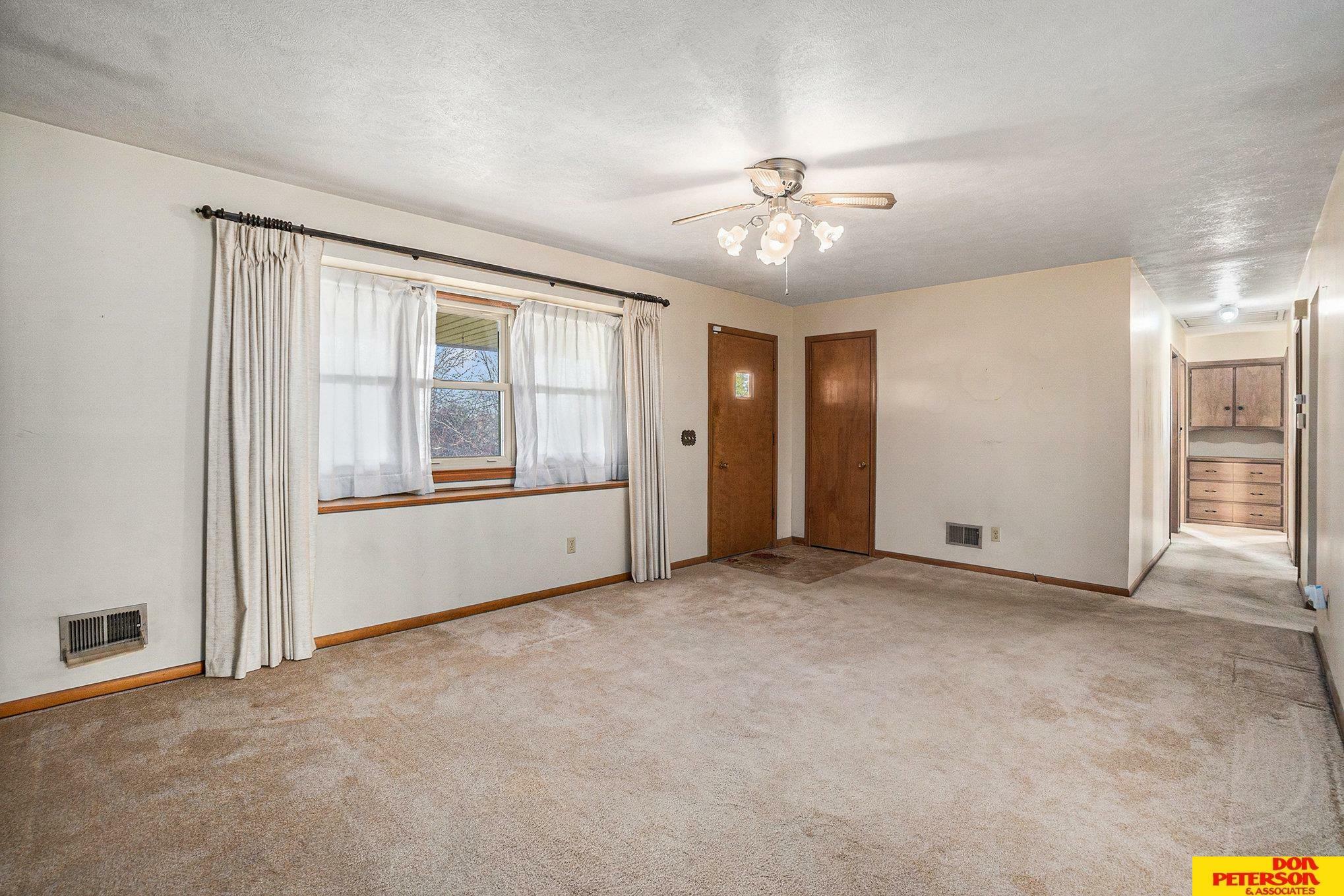 Property Photo: 9605 Saratoga Street NE 68134