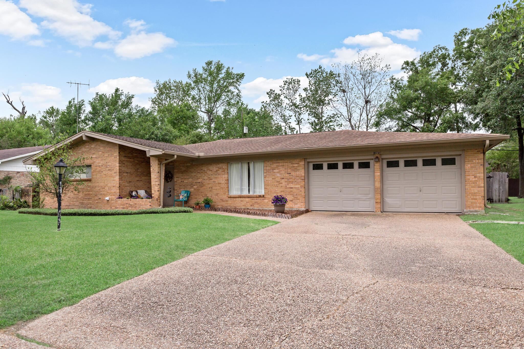 Property Photo: 1865 Rikisha Ln TX 77706