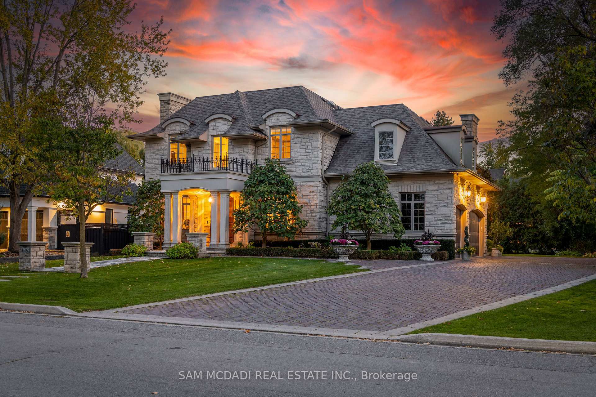Property Photo: 1502 Gregwood Road ON L5H 2T4