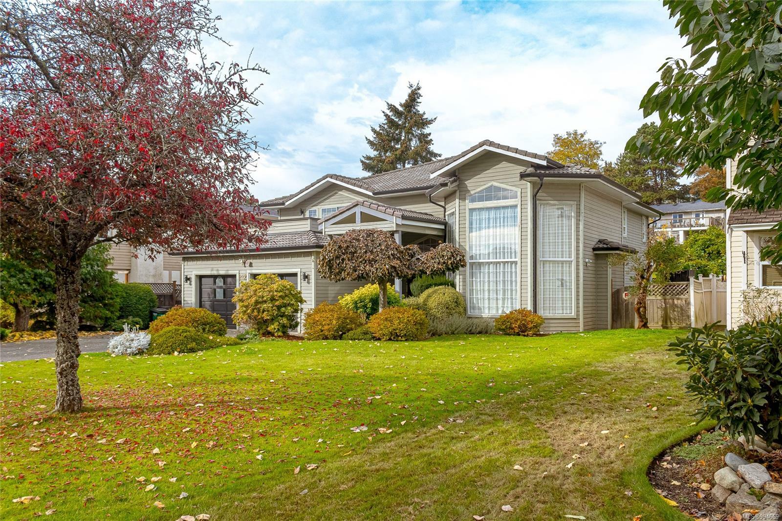 Property Photo: 812 Dalewood Lane BC V8X 5G6