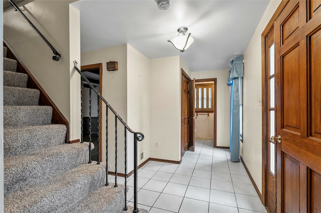 Property Photo: 4726 W Barlind Drive PA 15227
