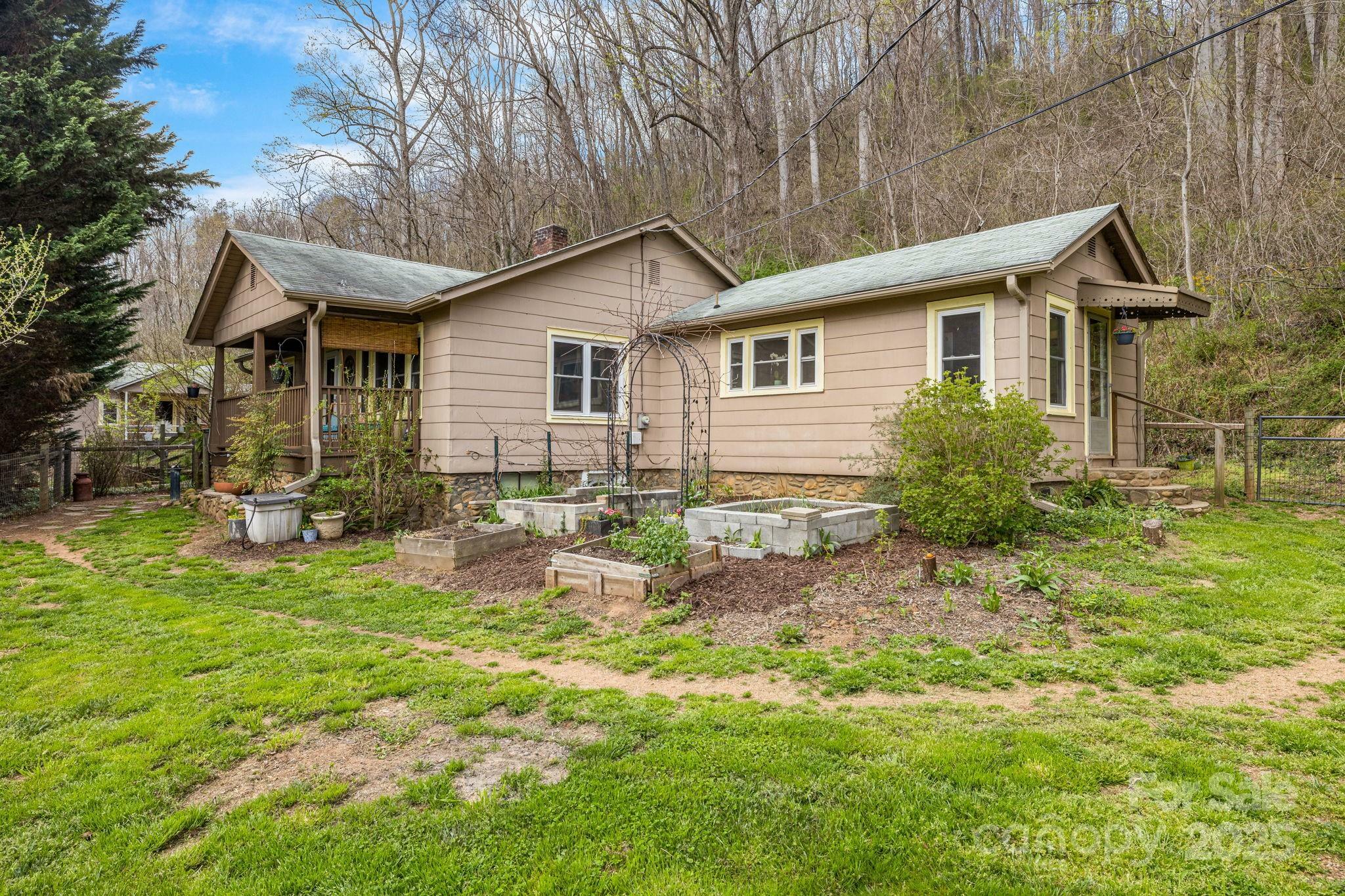 Property Photo: 1041 Groundhog Road NC 28716