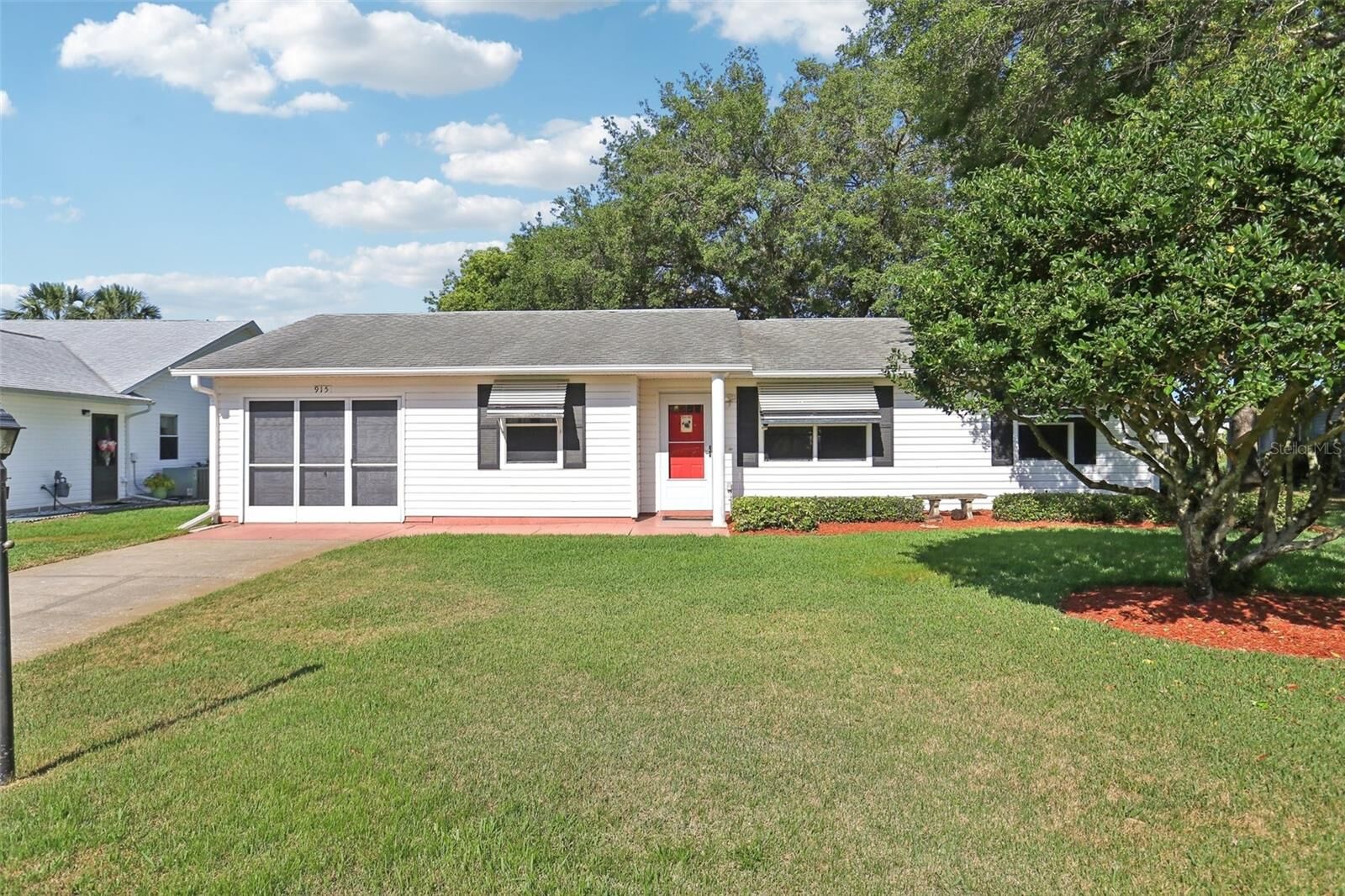 Property Photo:  915 Sutherland Court  FL 34788 