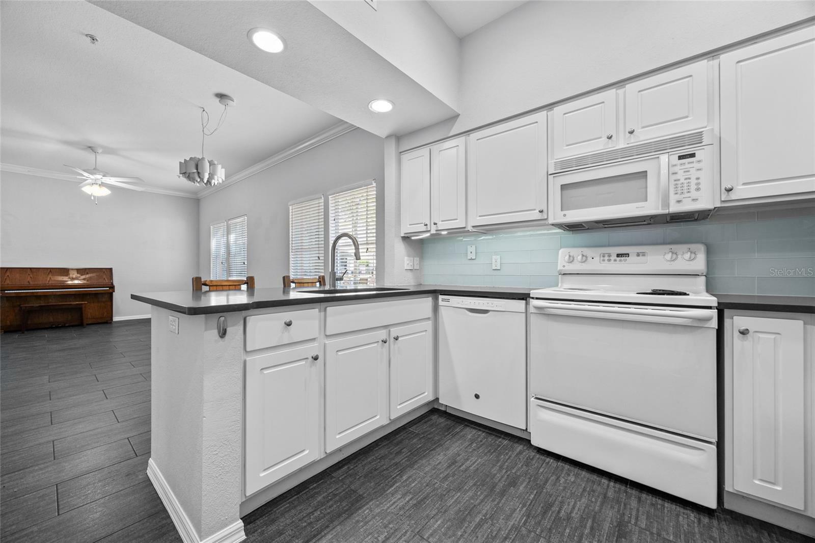 Property Photo: 5141 SW 91 Way I-102 FL 32608