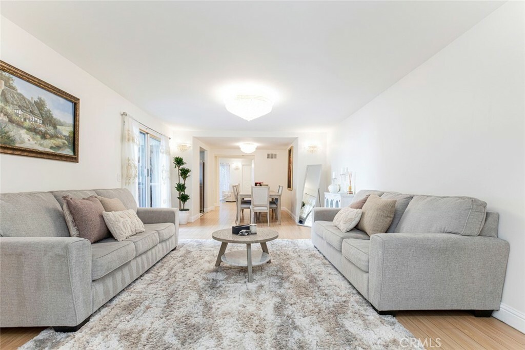 Property Photo: 605 N Louise Street 204 CA 91206