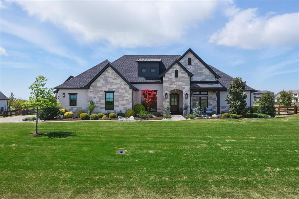 Property Photo:  550 Sutherland Crescent  TX 76247 