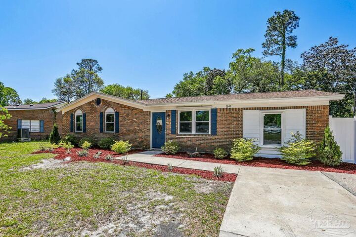 Property Photo: 3941 Baybrook Dr FL 32571