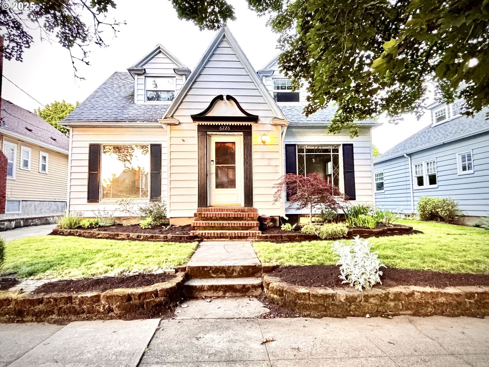 Property Photo:  6226 SE 40th Ave  OR 97202 