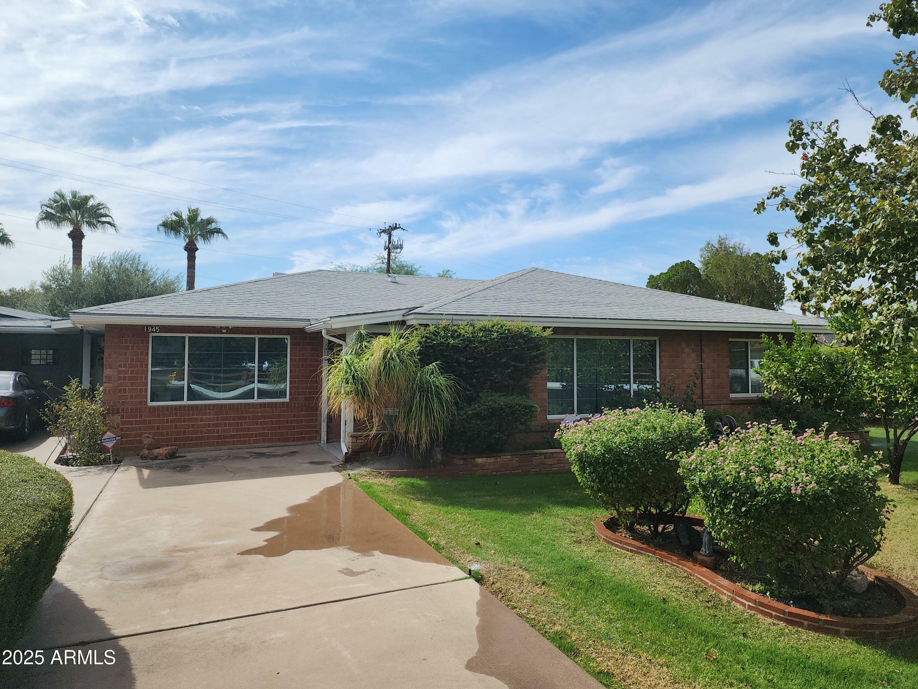 Property Photo: 1945 E Solano Drive AZ 85016