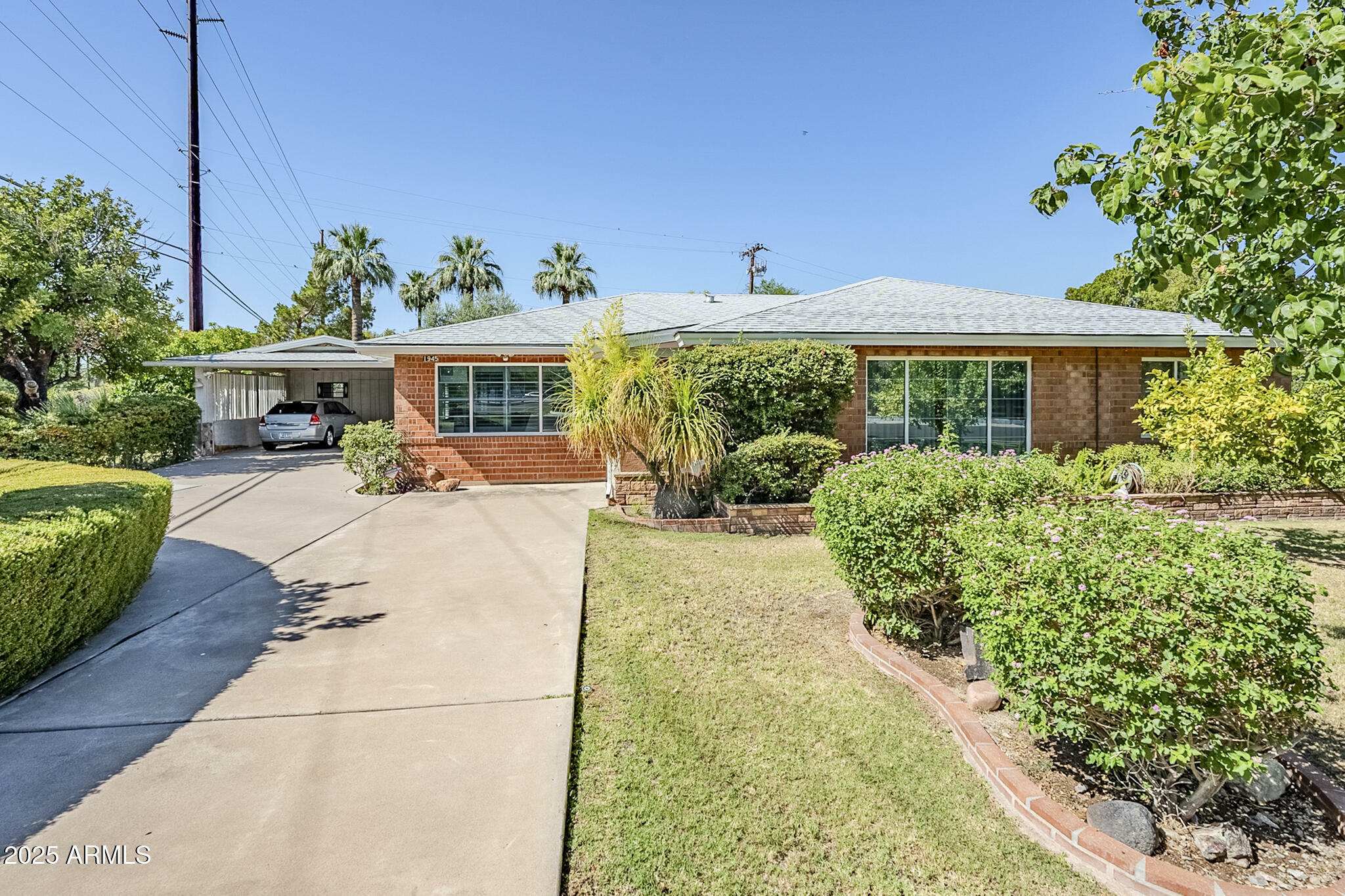 Property Photo: 1945 E Solano Drive AZ 85016