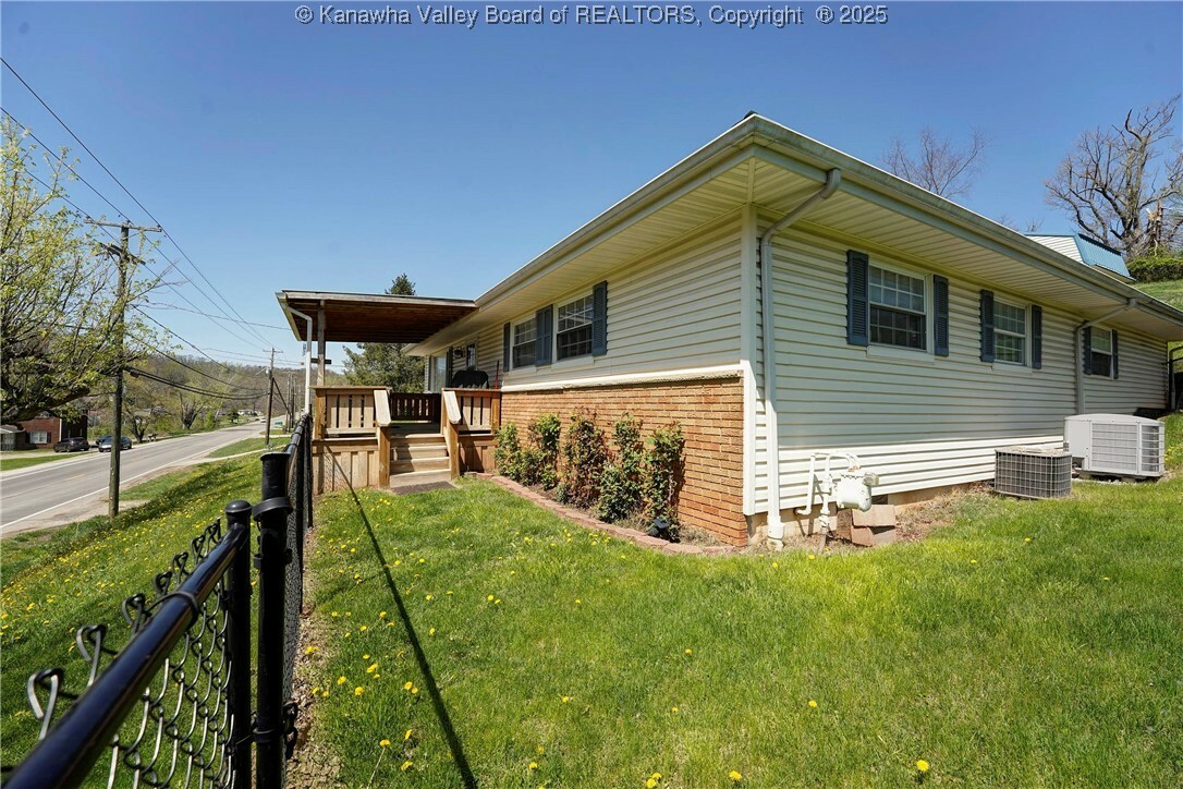 628 Cross Lanes Drive  Nitro WV 25143 photo