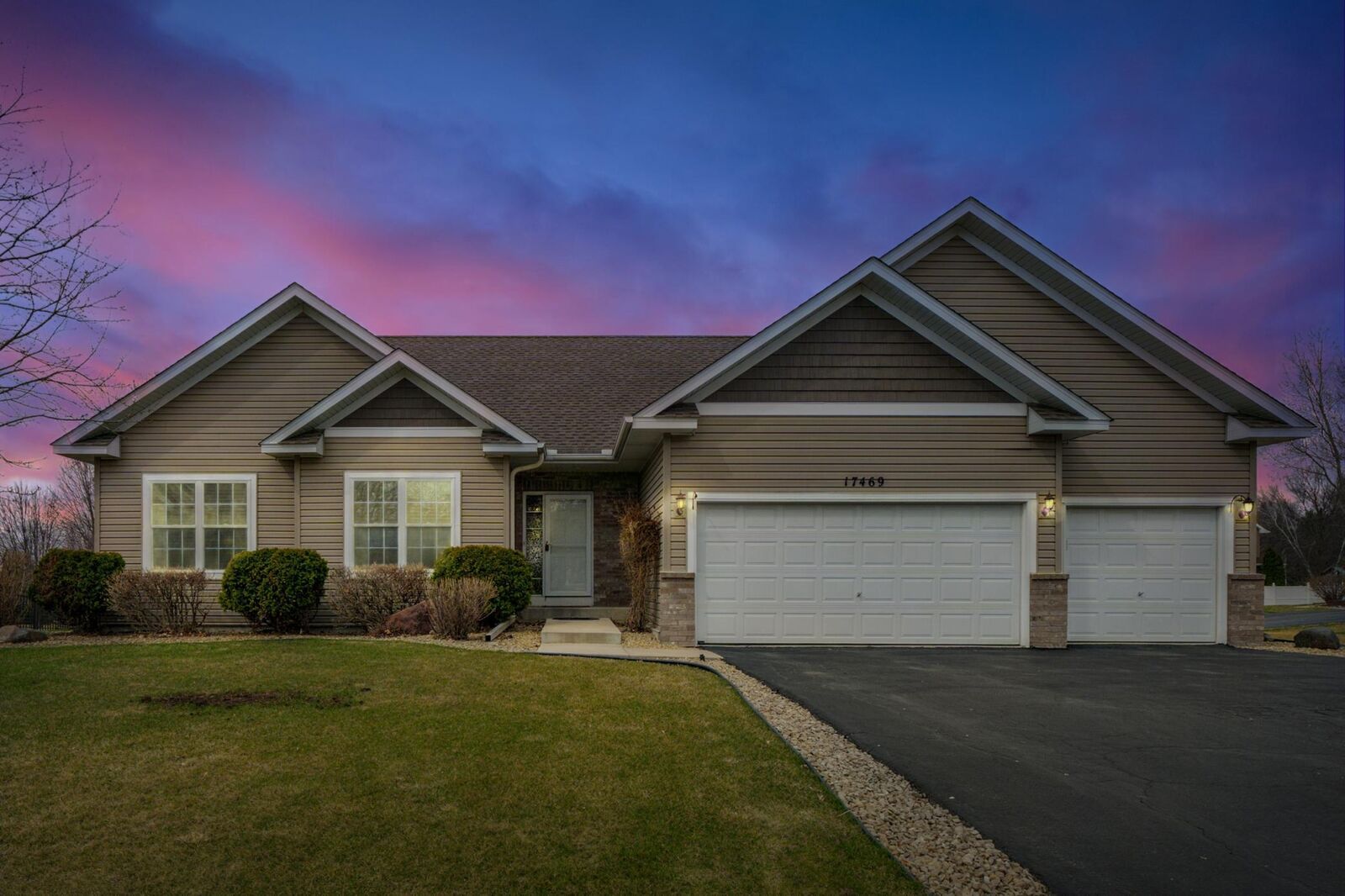 Property Photo: 17469 Goldenview Avenue MN 55044