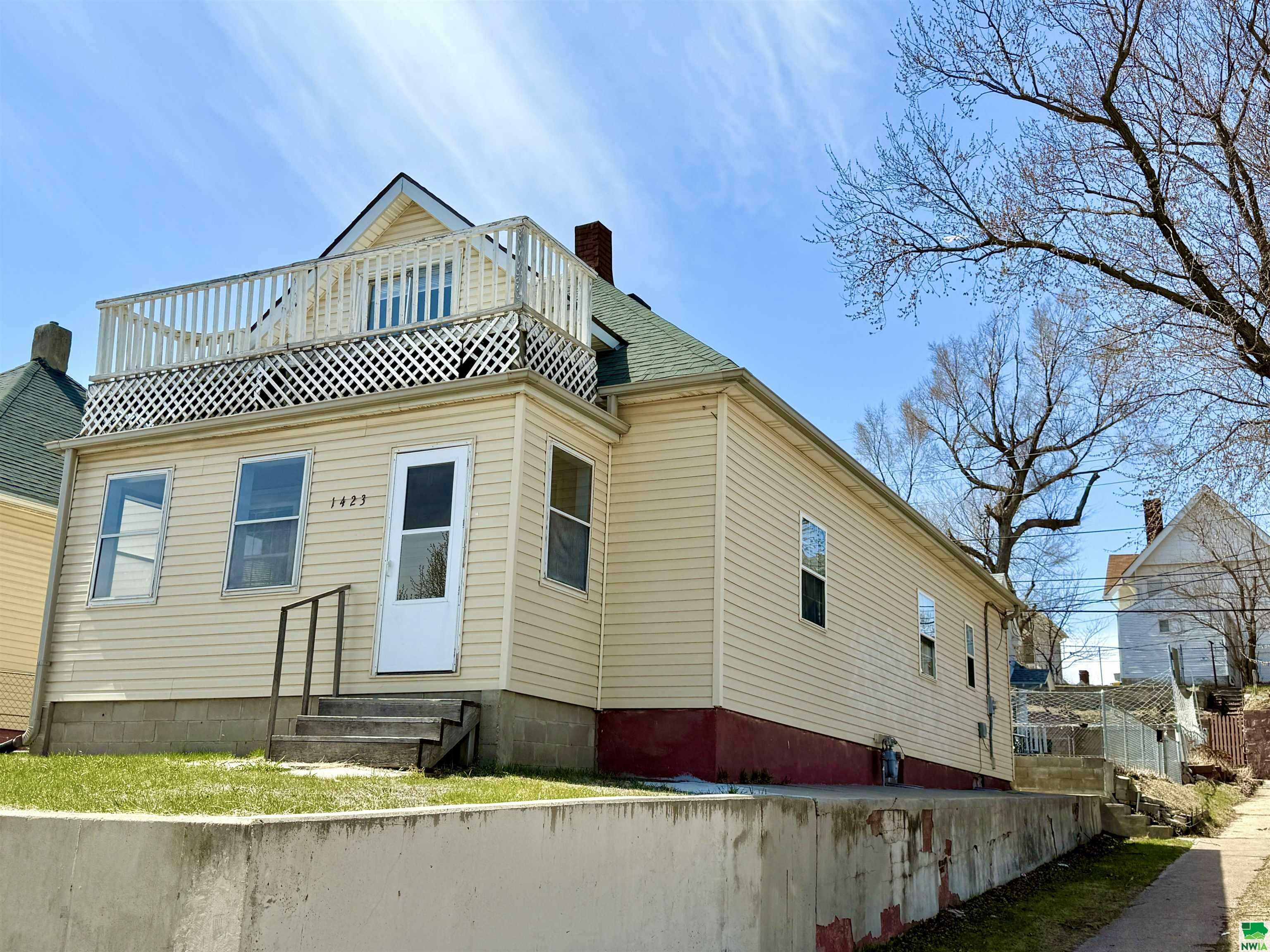 1423 Pierce St  Sioux City IA 51101 photo