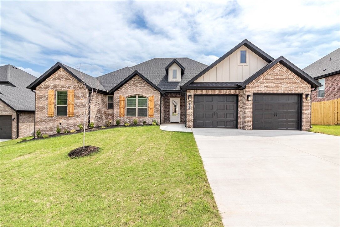 Property Photo:  1401 Cittadella Avenue  AR 72762 