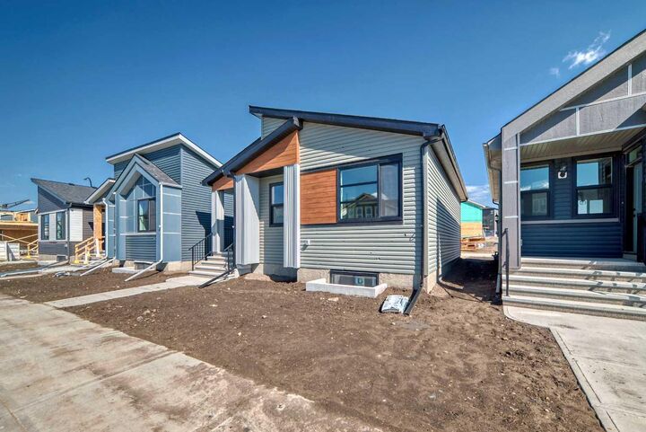Property Photo:  208 Lucas Place NW  AB T3P 2E6 