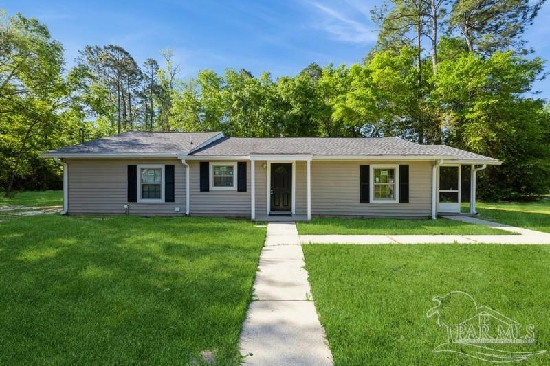 Property Photo: 4818 Parch Rd FL 32583