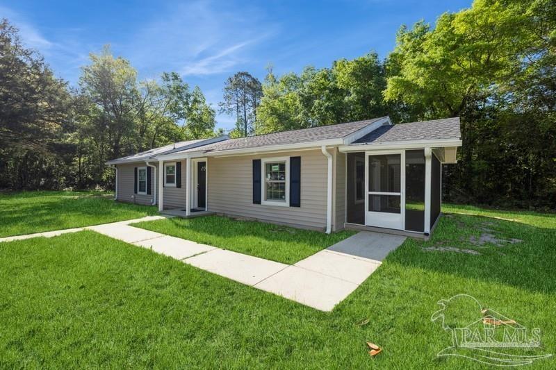 Property Photo: 4818 Parch Rd FL 32583
