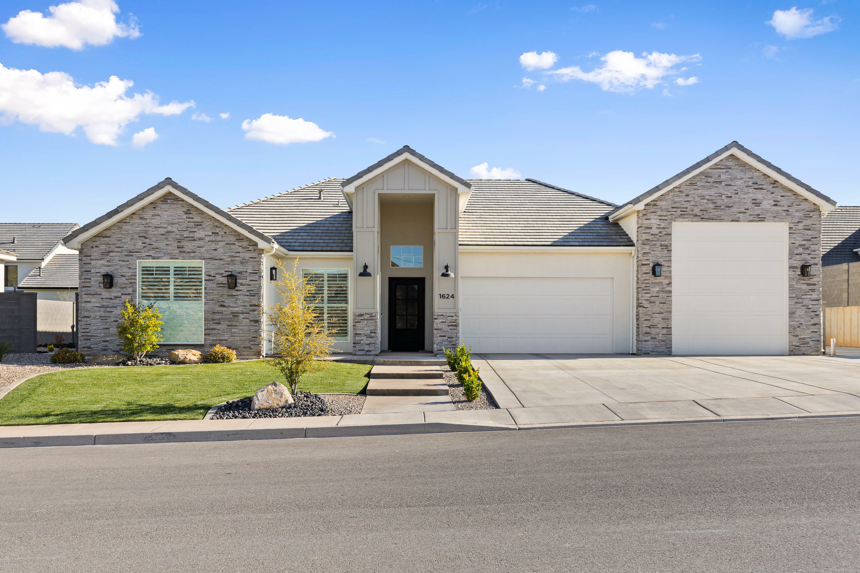 Property Photo: 1624 W Chandler Dr UT 84770