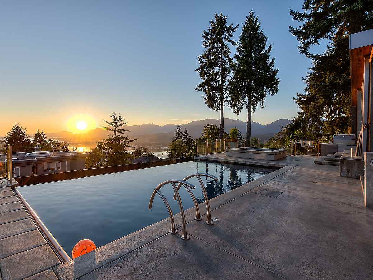 Property Photo: 389 N Glynde Avenue BC V5B 1H1