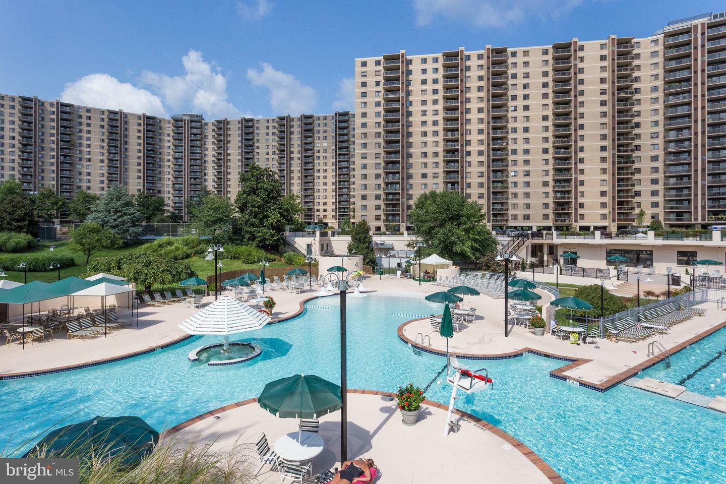 Property Photo: 203 Yoakum Parkway 1807 VA 22304