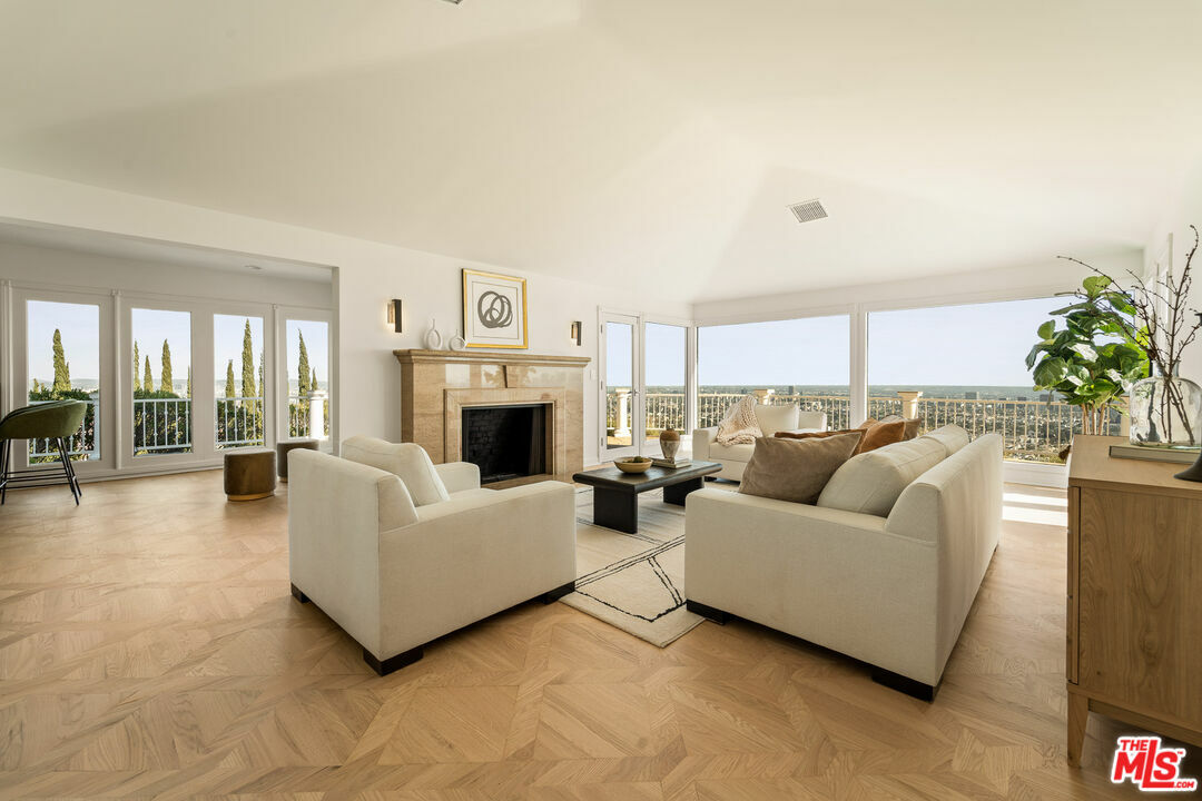 Property Photo: 8527 Hedges Way CA 90069