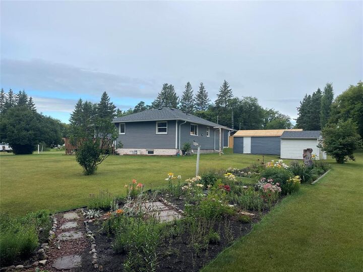 Photo de la propriété: 303 Black Avenue MB R0J 1L0