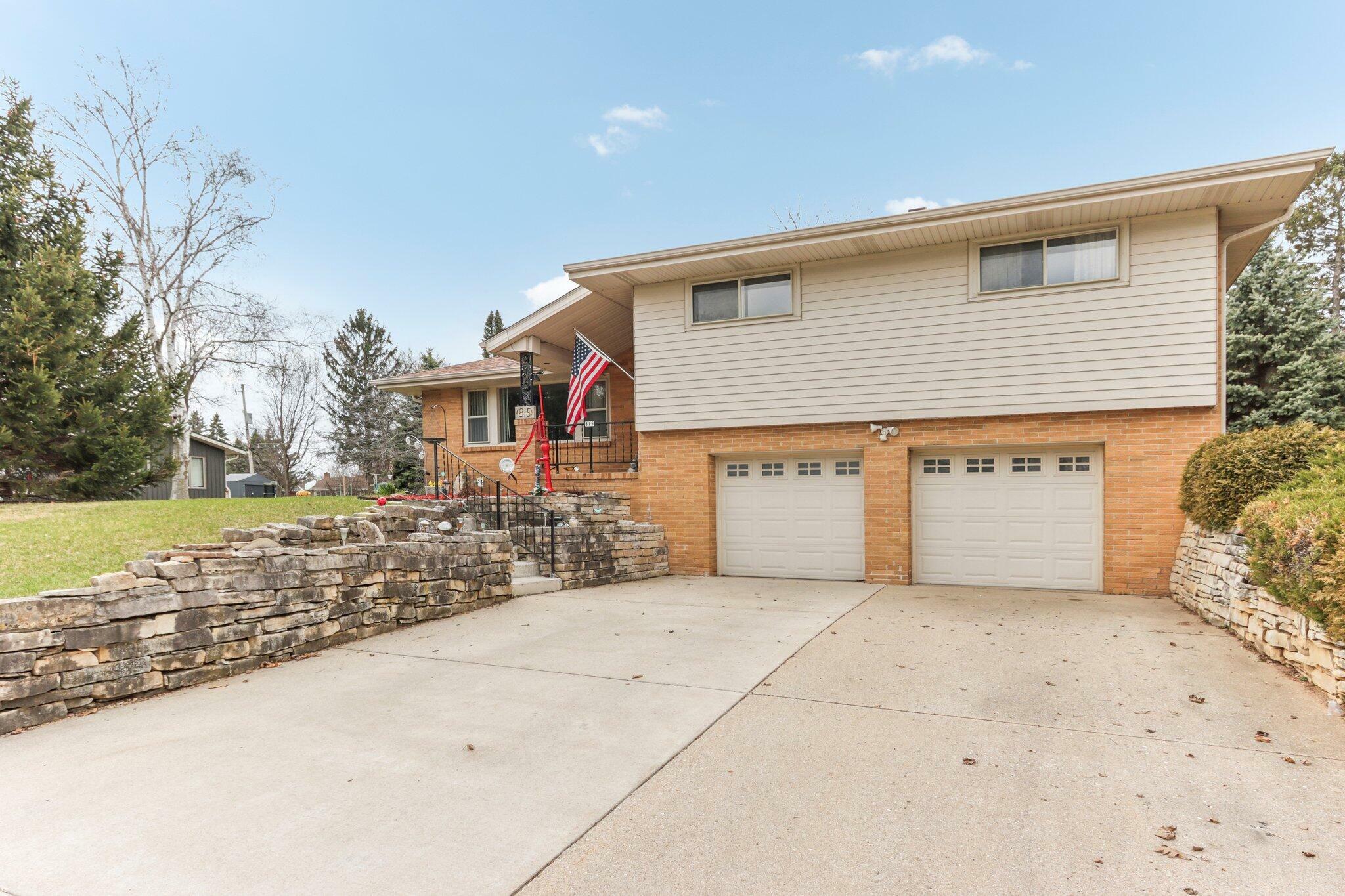 Property Photo: 815 Hi Ridge Ave WI 53186