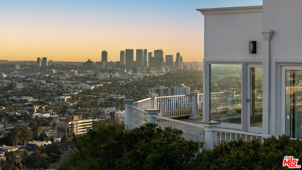 Property Photo: 8527 Hedges Way CA 90069