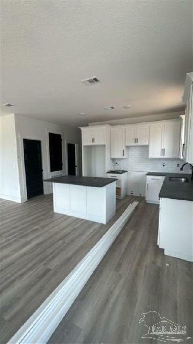 Property Photo: 2116 W De Soto St FL 32505