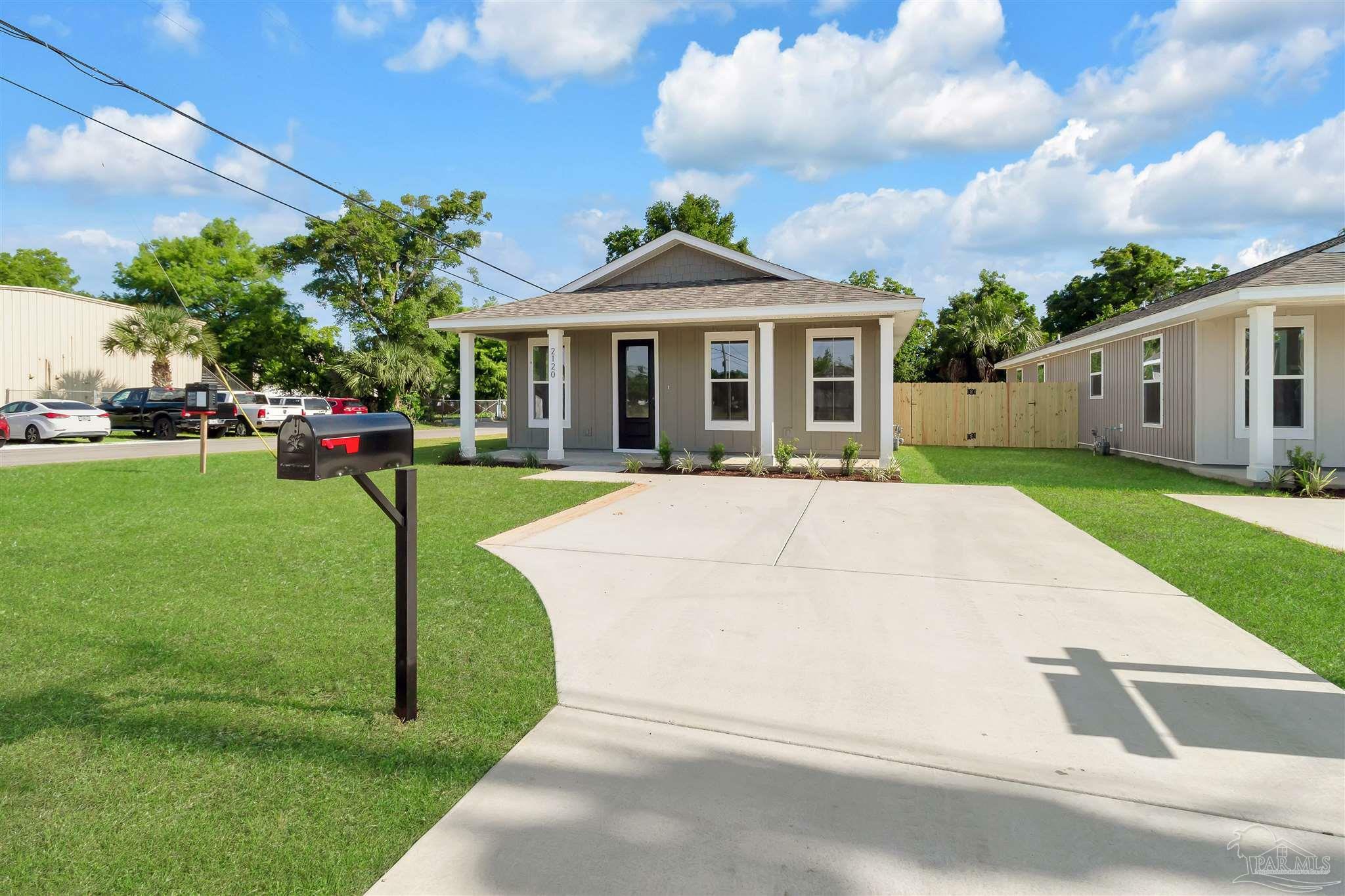Property Photo: 2116 W De Soto St FL 32505