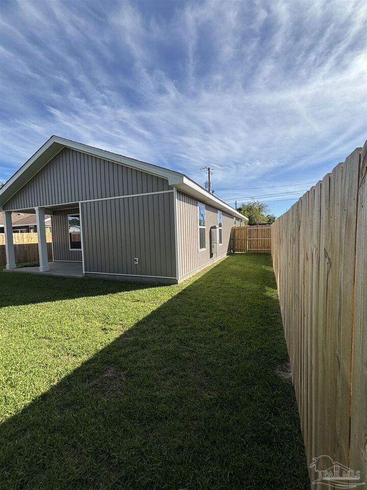 Property Photo:  2116 W De Soto St  FL 32505