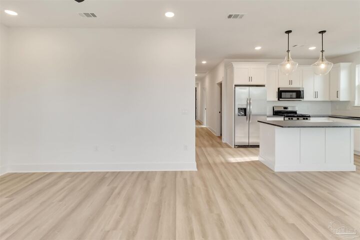 Property Photo: 2116 W De Soto St FL 32505