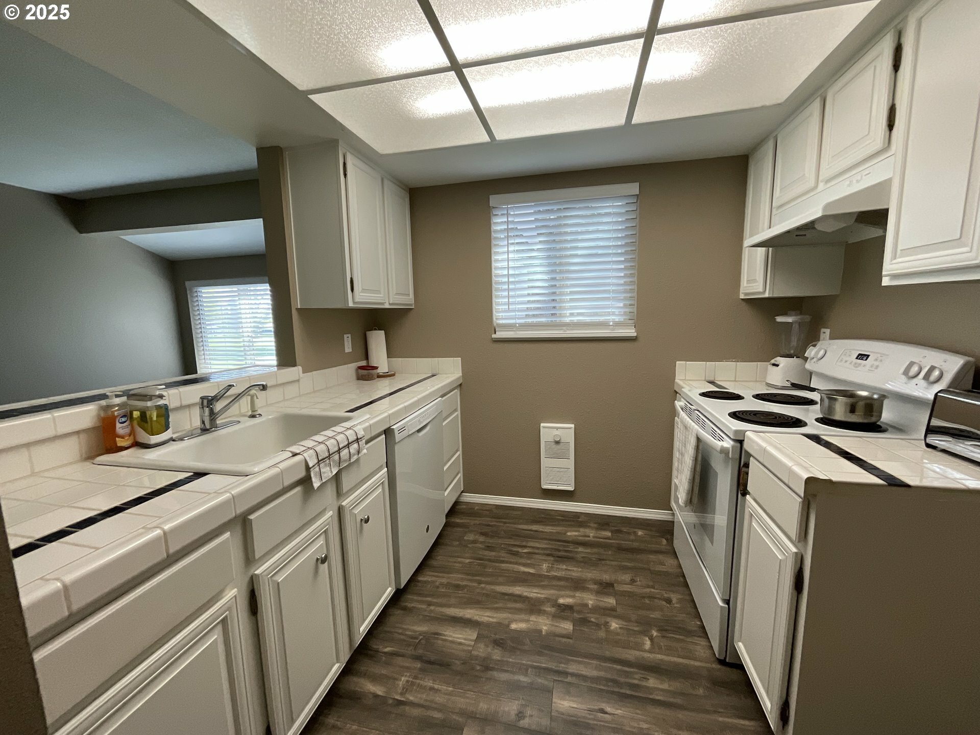 Property Photo: 10052 SW Trapper Ter OR 97008