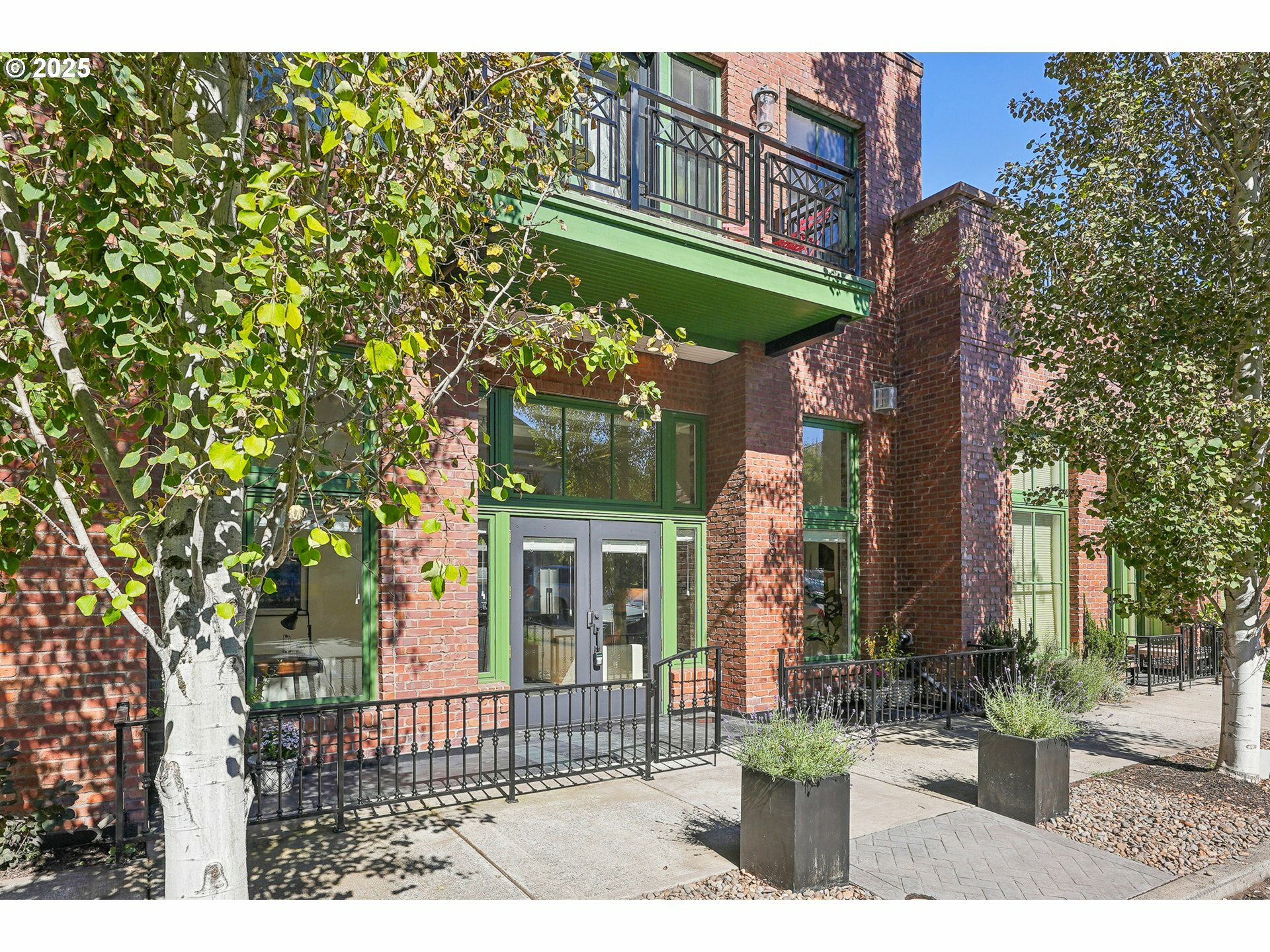 Property Photo: 109 SW Gibbs St OR 97239