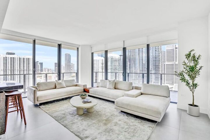 Property Photo:  88 SW 7th Street 2411  FL 33130 