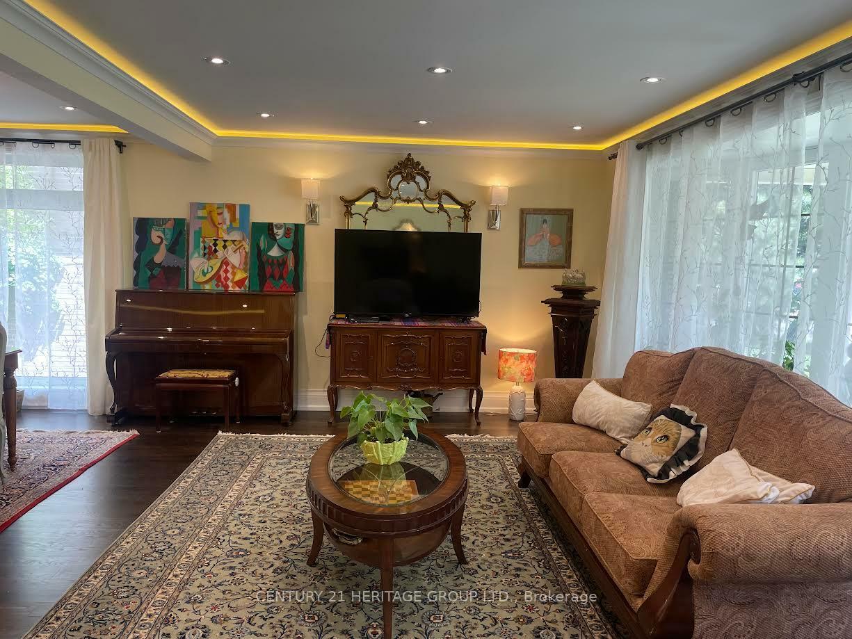 Property Photo: 28 Foxwarren Drive ON M2K 1L3
