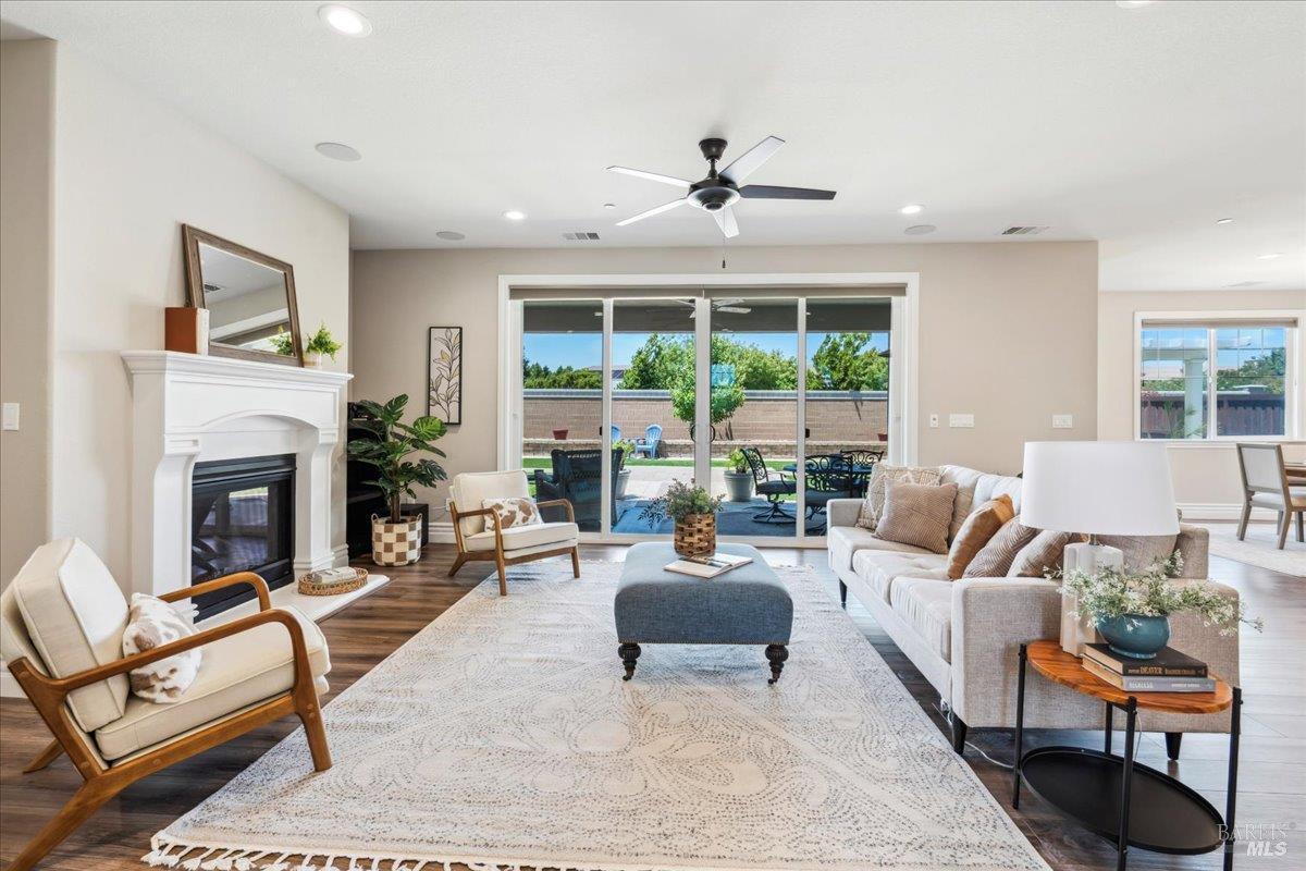 Property Photo: 1012 Capitola Court CA 95687