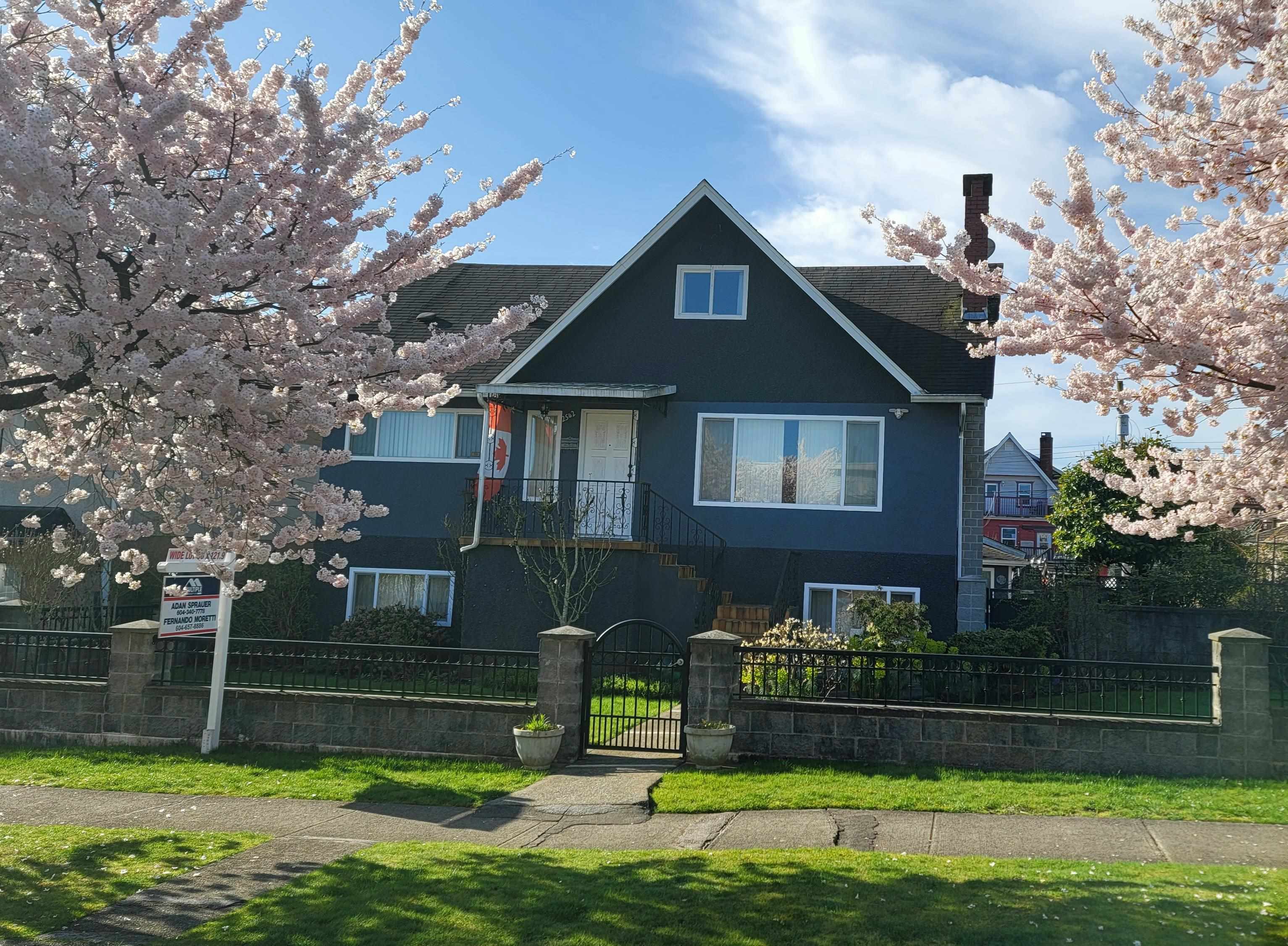 Property Photo: 2542 E 3rd Avenue BC V5M 1G9