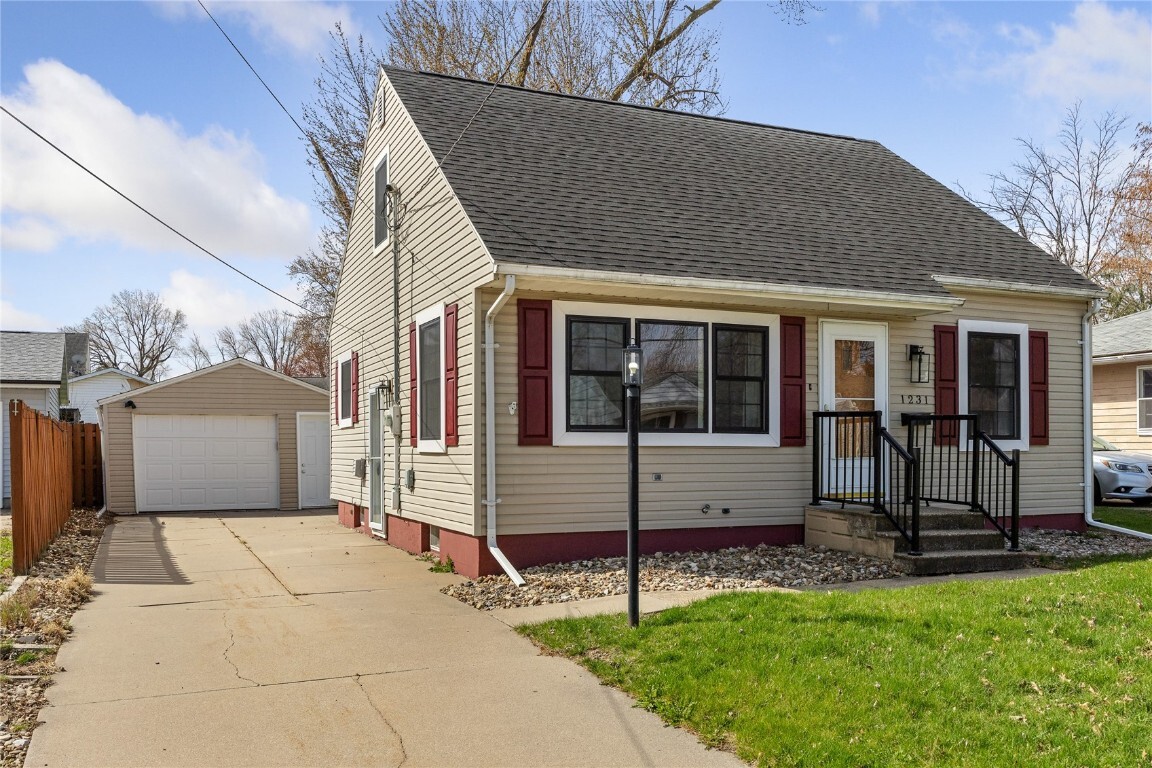1231 Center St NE  Cedar Rapids IA 52402 photo