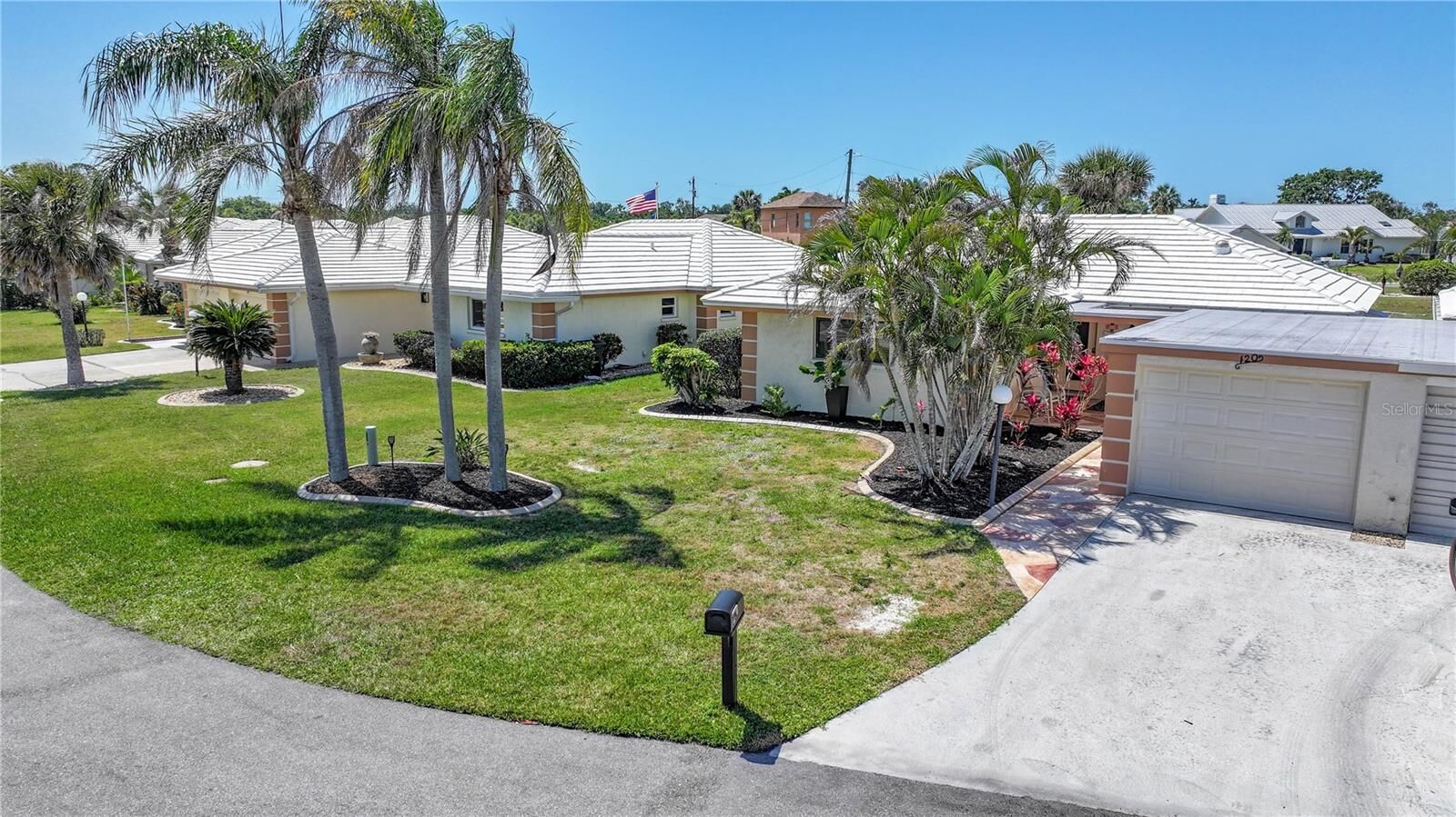 Property Photo:  120 Villa Drive 120  FL 34229