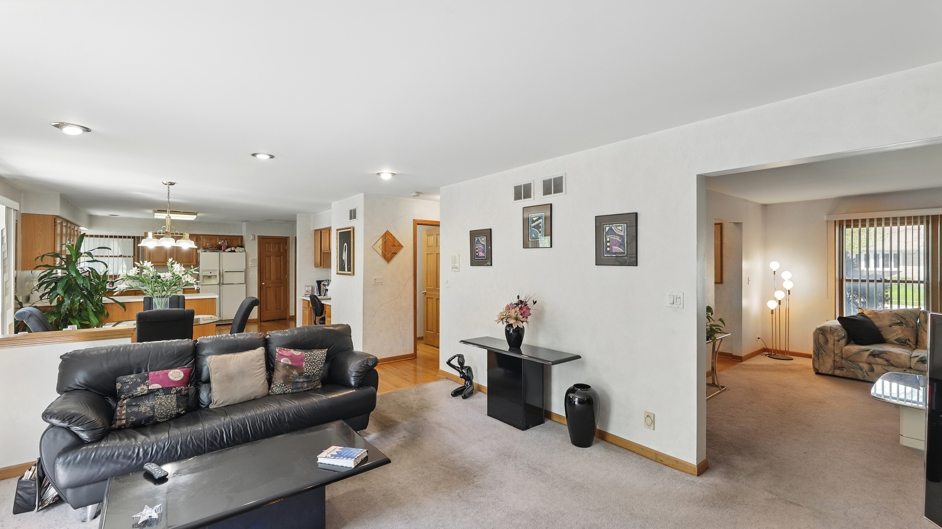 Property Photo: 402 Hillandale Drive IL 60103
