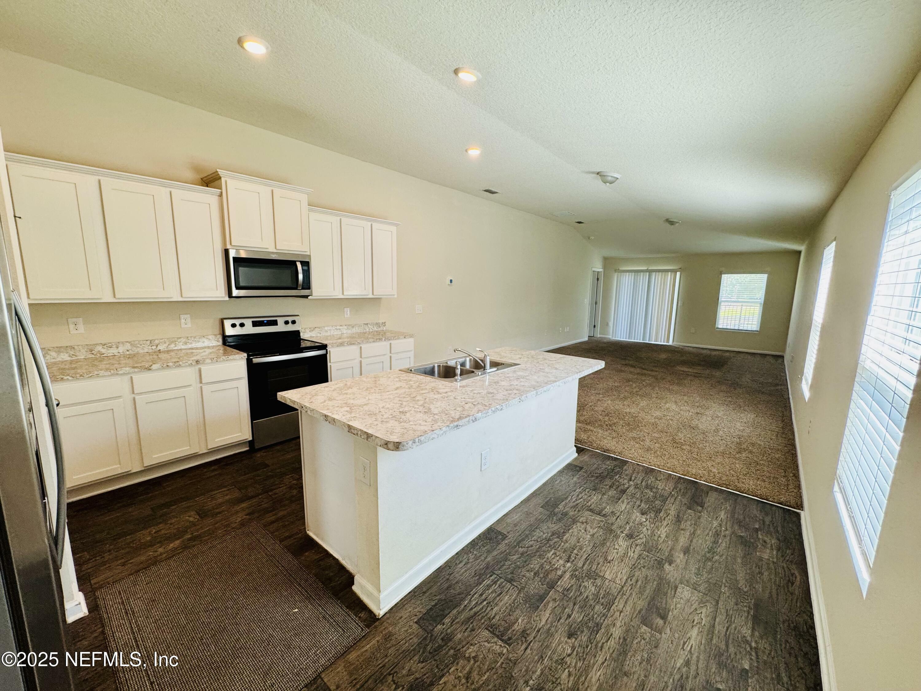 Property Photo: 8390 Meadow Walk Lane FL 32256