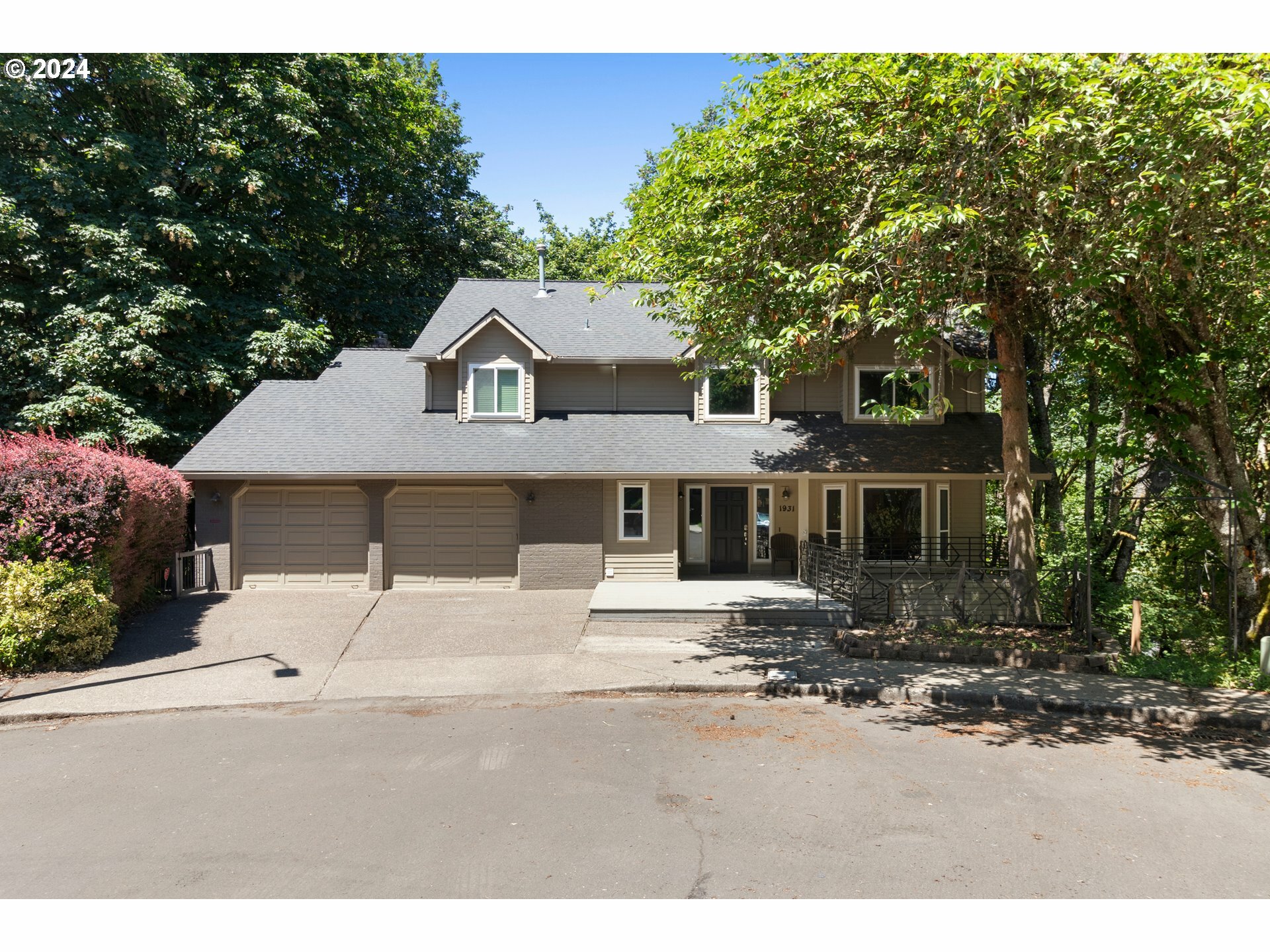 Property Photo: 1931 Park Forest Ct OR 97034